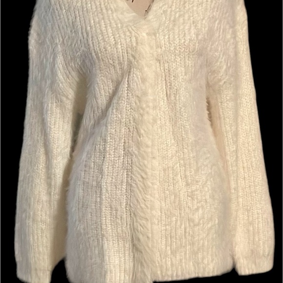 Love Tree NWOT Warm White Loose-fitting Furry Sweater size Small - Picture 2 of 6